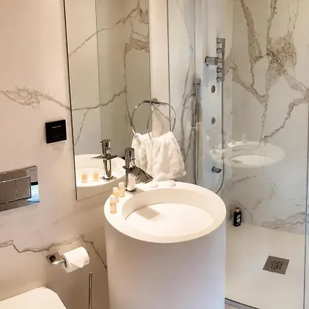 Luxury House, Private Rooftop Jacuzzi With View On Tagus & Monuments بيت للعطل Lisboa