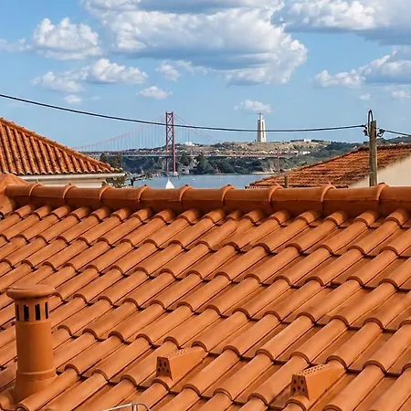 Luxury House, Private Rooftop Jacuzzi With View On Tagus & Monuments بيت للعطل Lisboa